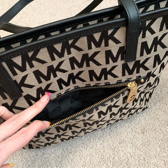 MICHAEL KORS Montauk Medium Signature Black/Brige Canvas Fabric Tote - Picture 5 of 14
